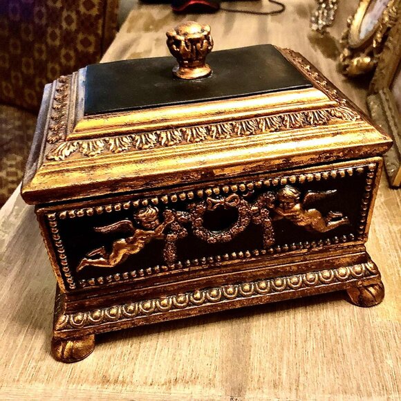 NWT ALEXANDRA'S ACCENTS Ornate Ceramic Vanity Jewelry Box w Gilded Cherub Angels - Picture 2 of 5